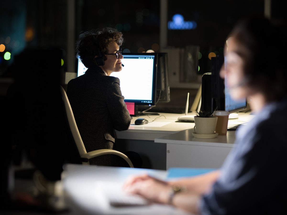 it-helpdesk2 people-working-in-office-at-night