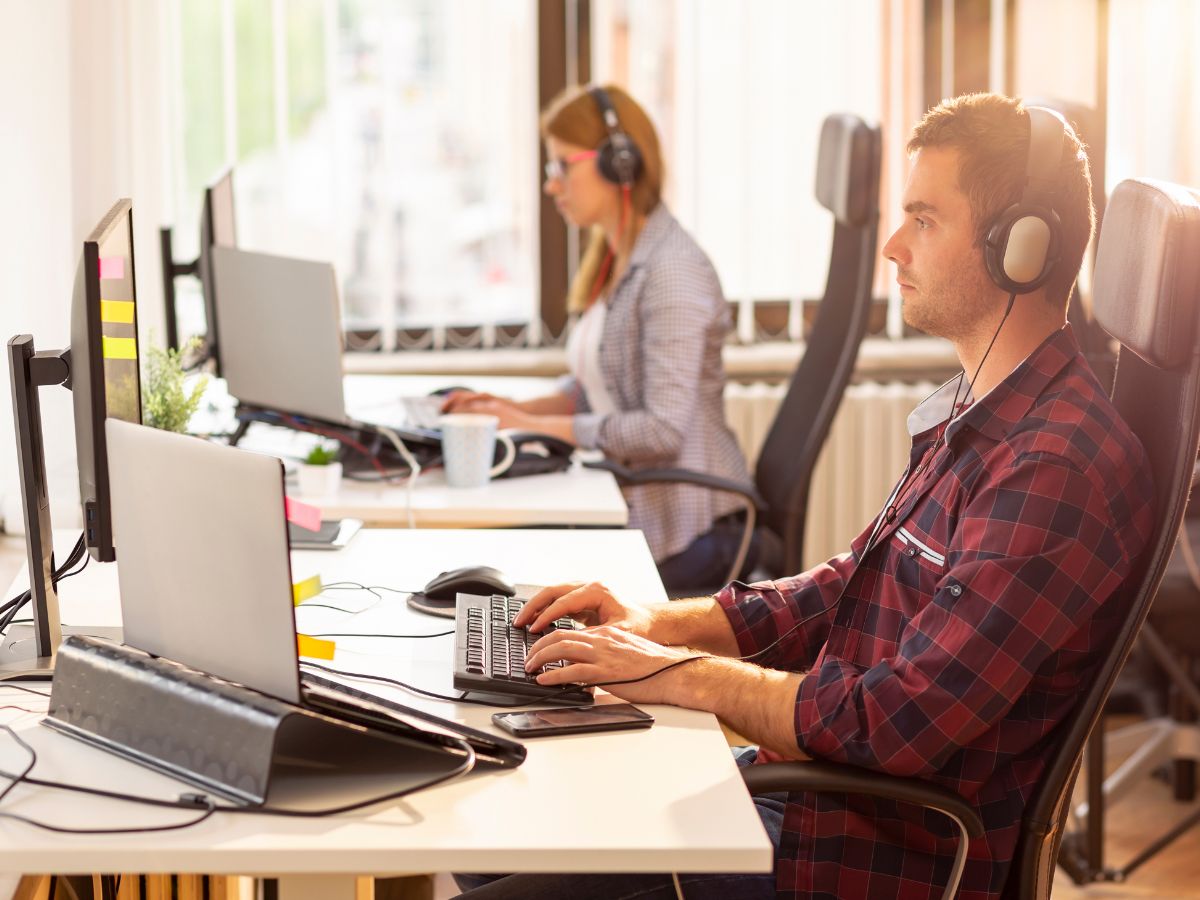 it-support-for-business people-at-desk-in-office